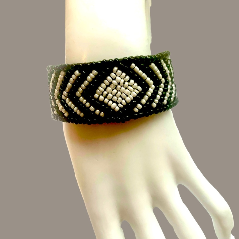 Black and White Beaded Bracelet. Handcrafted NWOT